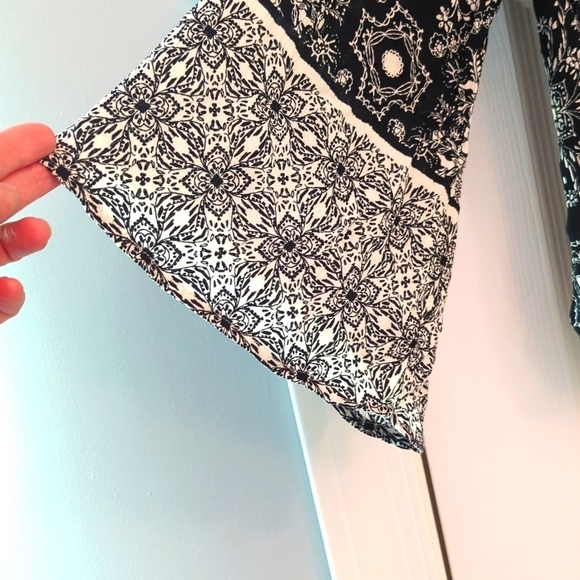 Xhilaration Blouse Black White Criss Cross Elastic Waist Size M - Picture 4 of 6